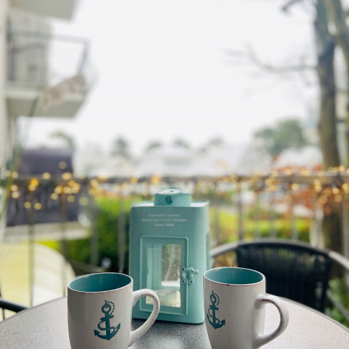 Balkon mit Mini-Meerblick