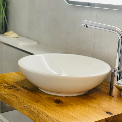 Waschbecken und Spiegel